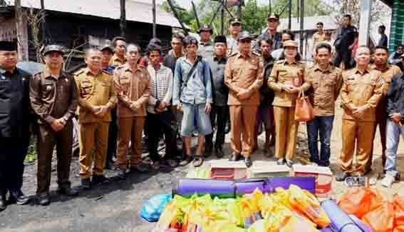 Pj Bupati Mura Salurkan Bantuan Korban Terdampak Kebakaran di Desa Muara Jaan