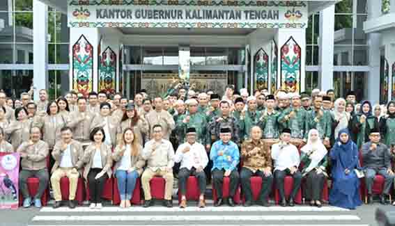 Plt Sekda Kalteng Lepas Peserta Perjalanan Religi Umrah dan ke Yerusalem