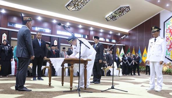 Gubernur Lantik Bupati dan Wakil Bupati Lamandau Masa Jabatan 2025-2030