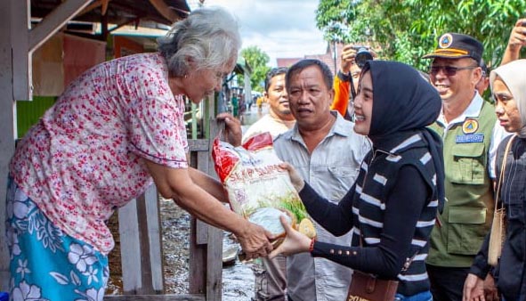 Aisyah Thisia Agustiar Sabran Salurkan Bantuan Kepada Masyarakat Terdampak Banjir
