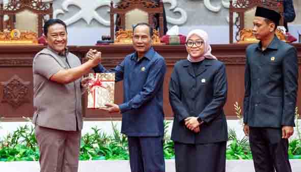 Wagub Serahkan Naskah Raperda kepada Ketua DPRD Kalteng