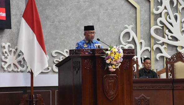 Ikuti Rapur, Plt  Sekda Sampaikan Jawaban Gubernur Atas Pemandangan Umum Fraksi-Fraksi Pendukung DPRD Kalteng