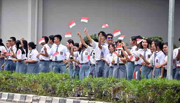 Ratusan Pelajar dan Mahasiswa Sambut Kedatangan Gubernur dan Wakil Gubernur Kalteng