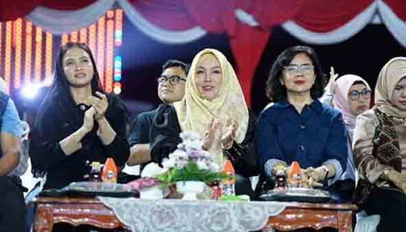 Kadisbudpar Kalteng Hadiri Malam Lepas Sambut Tahun 2024-2025 di Bundaran Besar Palangka Raya