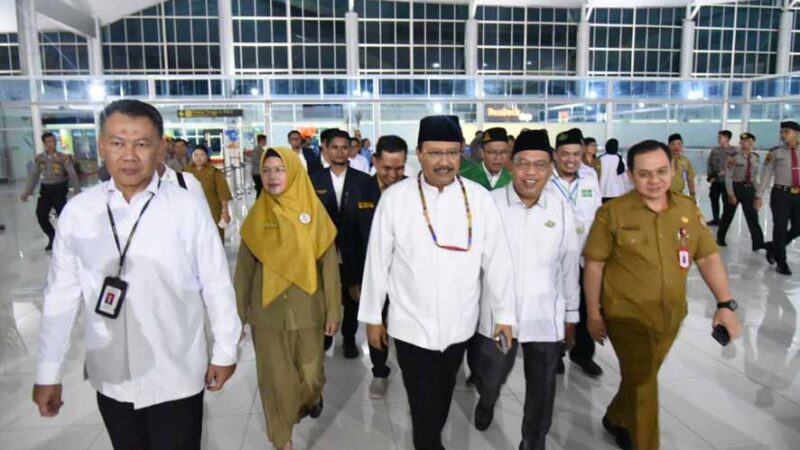 Asisten Ekobang Sambut Kedatangan Mensos RI di Bandara Tjilik Riwut