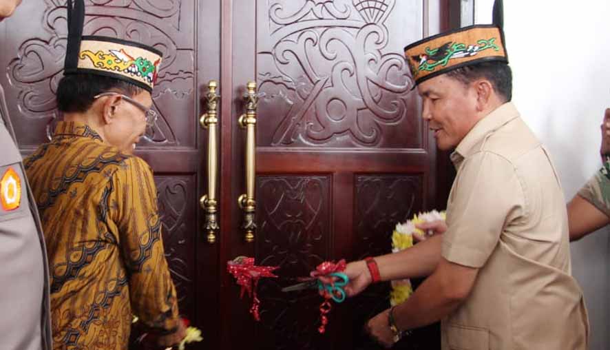 Gubernur Agustiar Sabran Resmikan Balai Induk Kaharingan Garing Nganderang dan Gedung Kayu Erang Tingang