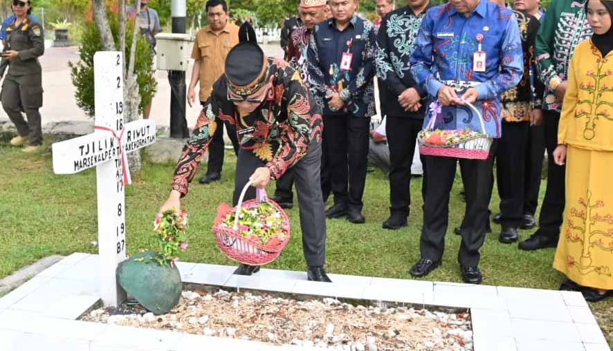 Gubernur Agustiar Sabran Pimpin Ziarah dan Tabur Bunga ke Makam Pahlawan
