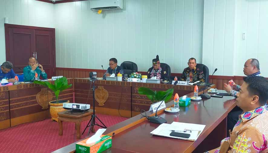 Plt Sekda Leonard S Ampung Hadiri Rakor Percepatan Realisasi APBD Tahun 2025 Secara Virtual