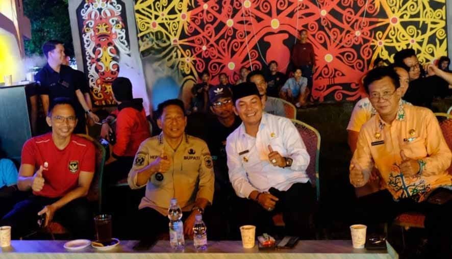 Nobar Bersama Masyarakat, Bupati dan Wakil Bupati Mura Saksikan Laga Timnas Indonesia vs China