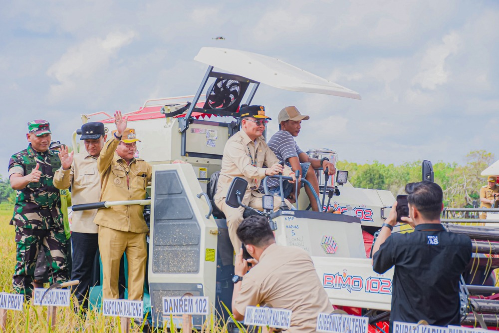 Gubernur Kalteng Hadiri Panen Raya Padi di Desa Terusan Makmur