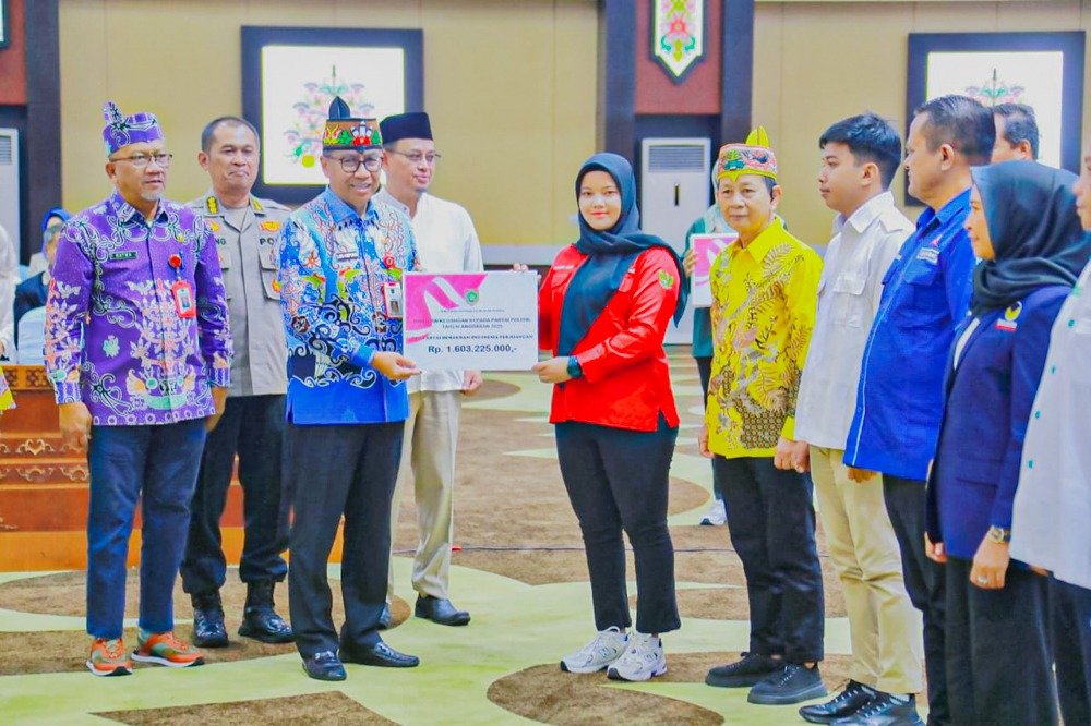 Pemprov Kalteng Serahkan Bantuan Keuangan Kepada 9 Parpol