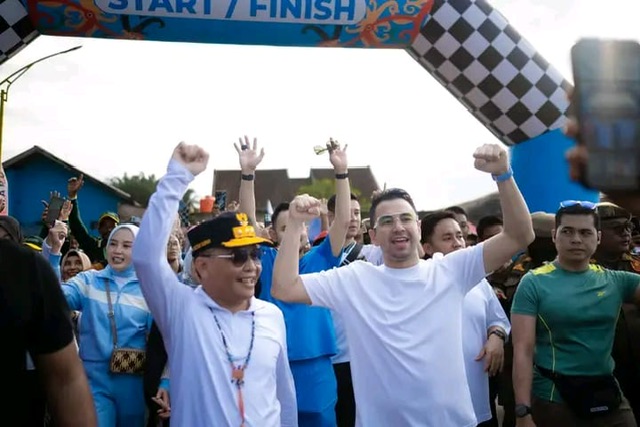 Ribuan Warga Antusias Ikuti Jalan Sehat Bersama Gubernur Agustiar Sabran dan Raffi Ahmad
