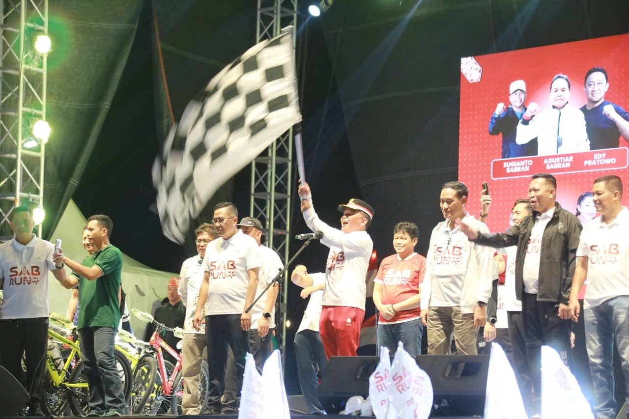 Semarak HUT RI ke-80, Gubernur Kalteng Lepas Ribuan Peserta Sabrun Night Run 5K