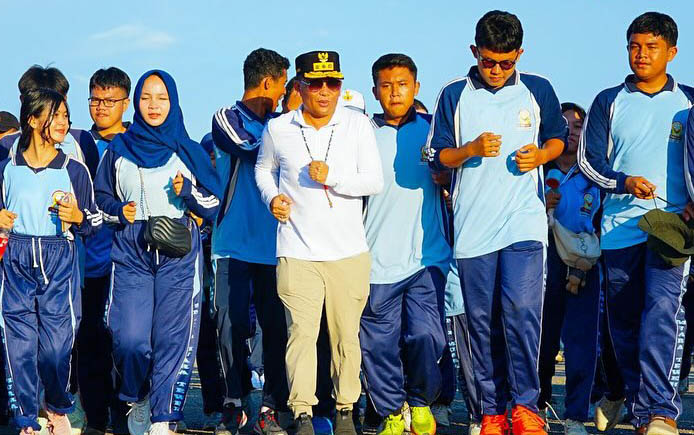 Di Sela Pemantauan PSU, Gubernur Kalteng Jalan Santai Bersama Pelajar dan Masyarakat