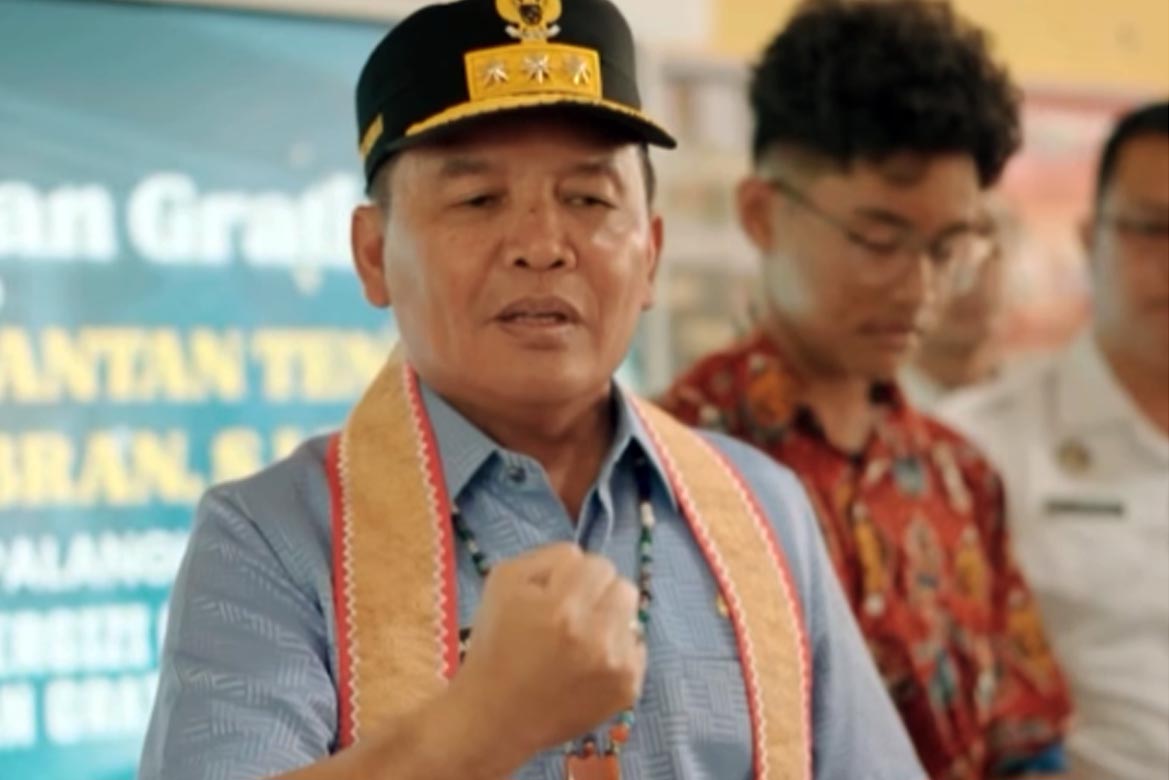 Gubernur Tinjau Pelaksanaan MBG dan Cek Kesehatan Gratis di SMAN 3 Palangka Raya