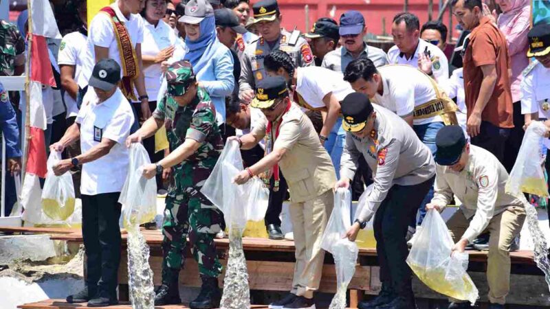 Pemprov Kalteng Restocking Benih Ikan di Danau Sanggu Kabupaten Barsel