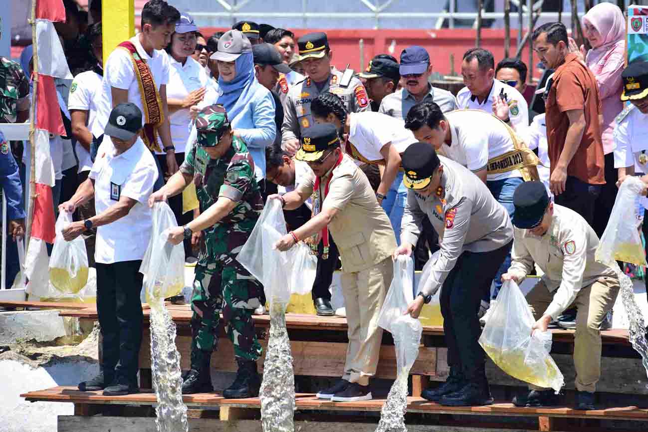 Pemprov Kalteng Restocking Benih Ikan di Danau Sanggu Kabupaten Barsel