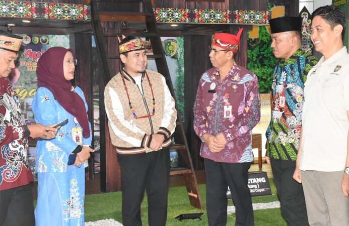 Sahli Gubernur Bidang KSDM dan Asisten Adum Sambut Penceramah Tabligh Akbar Peringatan Maulid Nabi di Sampit