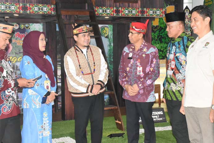 Sahli Gubernur Bidang KSDM dan Asisten Adum Sambut Penceramah Tabligh Akbar Peringatan Maulid Nabi di Sampit