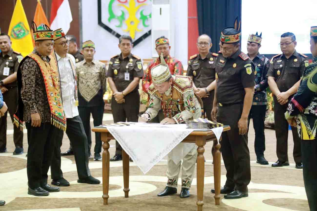 Gubernur, Bupati/Walikota se-Kalteng dan Kejaksaan Teken PKS Jaksa Garda Desa dan Koperasi Merah Putih