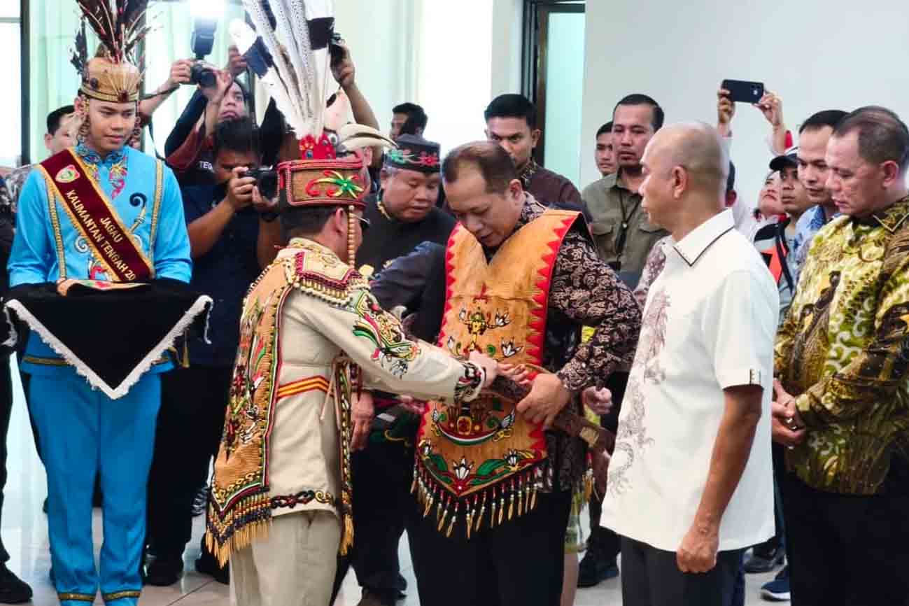 Kunker ke Kalteng, Menkop Ferry Joko Juliantono dan JAM Intelijen Reda Manthovani Terima Gelar Adat Dayak