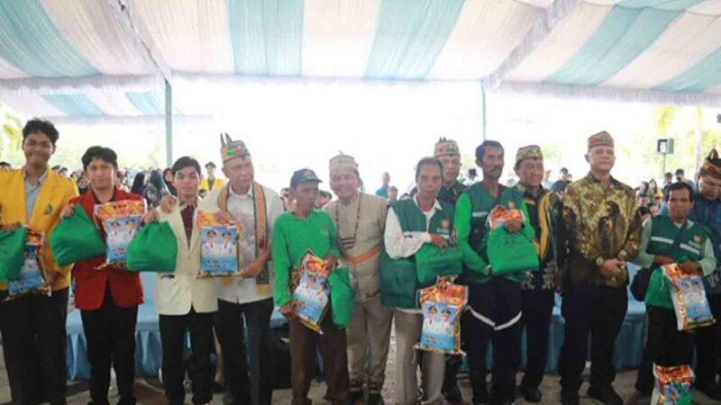 Buka Pasar Murah, Gubernur Agustiar Sabran Bagikan 1.000 Paket Sembako Gratis