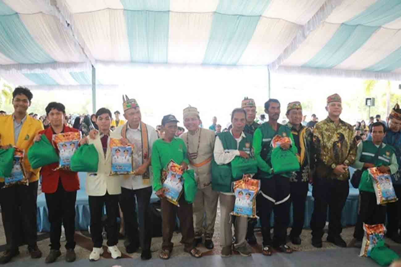 Buka Pasar Murah, Gubernur Agustiar Sabran Bagikan 1.000 Paket Sembako Gratis