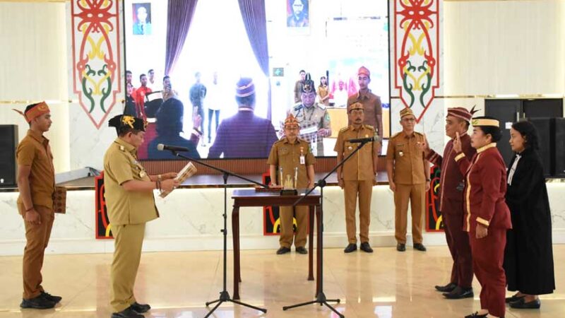 Bupati Kapuas Lantik Dua Damang Kepala Adat