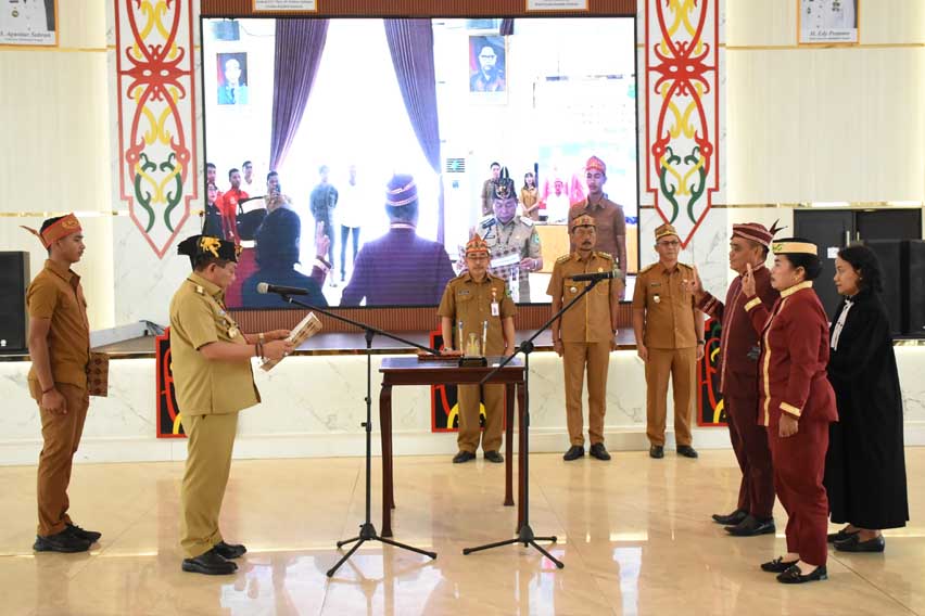 Bupati Kapuas Lantik Dua Damang Kepala Adat