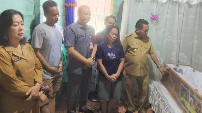 Turut Berbelasungkawa, Bupati Kapuas Kunjungi Rumah Duka Tenaga Kontrak DLH