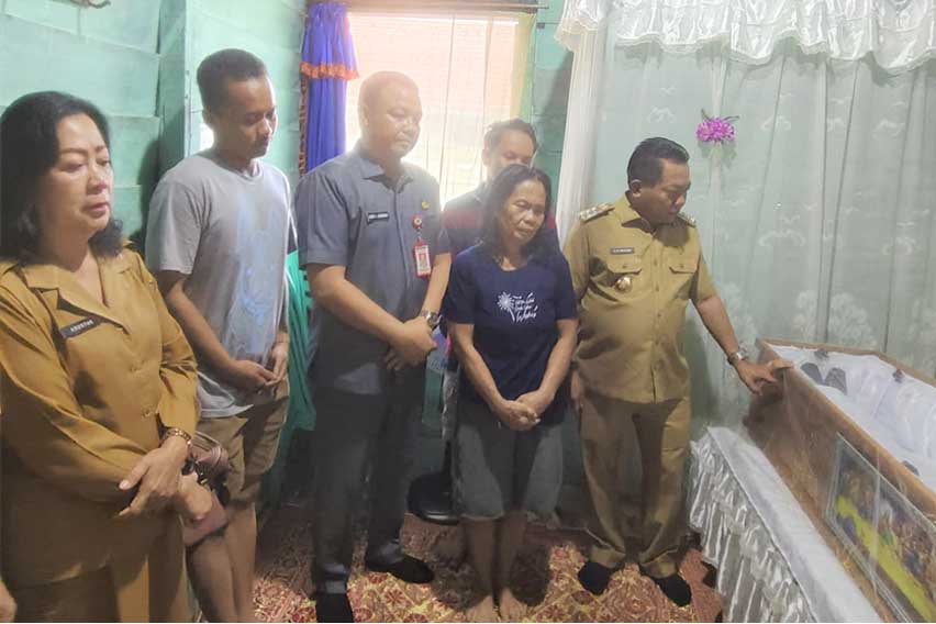 Turut Berbelasungkawa, Bupati Kapuas Kunjungi Rumah Duka Tenaga Kontrak DLH