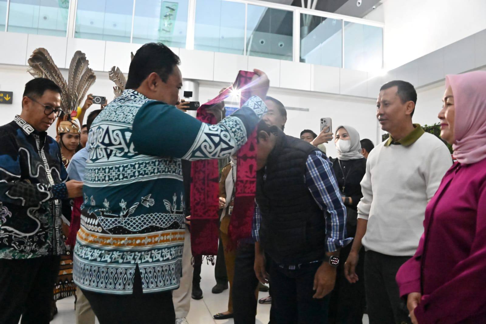 Wagub Kalteng Didampingi Plt. Sekda Sambut Kedatangan Rombongan Komisi IV DPR RI