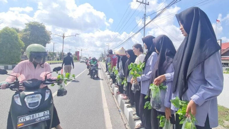 Perkuat Edukasi Pekarangan, Dinas TPHP Kalteng Ajak Mahasiswa dan Siswa Magang Bagikan Bibit Cabai