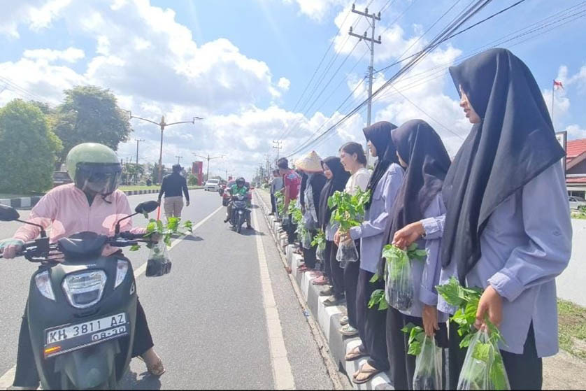 Perkuat Edukasi Pekarangan, Dinas TPHP Kalteng Ajak Mahasiswa dan Siswa Magang Bagikan Bibit Cabai