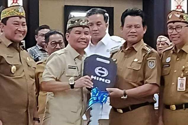 Dukung Seruyan Barasih, Pemprov Kalteng Serahkan Hibah Peralatan Pengelolaan Sampah