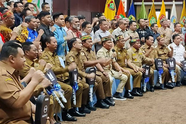 Bupati Mura Terima Hibah Truk Pengangkut Sampah dari Pemprov Kalteng