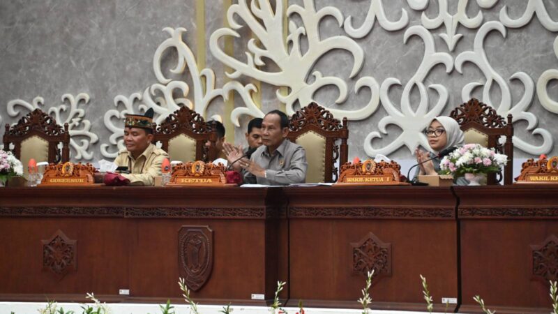 Gubernur Hadiri Rapur Pemandangan Umum Fraksi DPRD Terhadap Nota Keuangan dan Raperda APBD