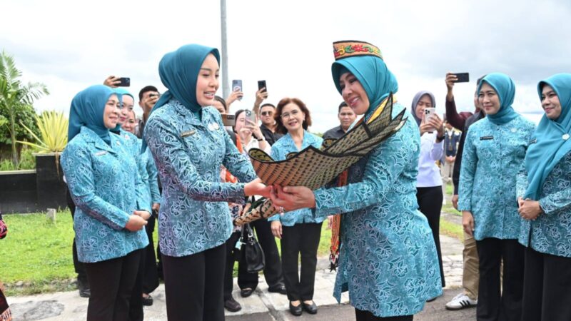 Aisyah Thisia Agustiar Sabran Sambut Kedatangan Ketum TP PKK Pusat Tri Tito Karnavian