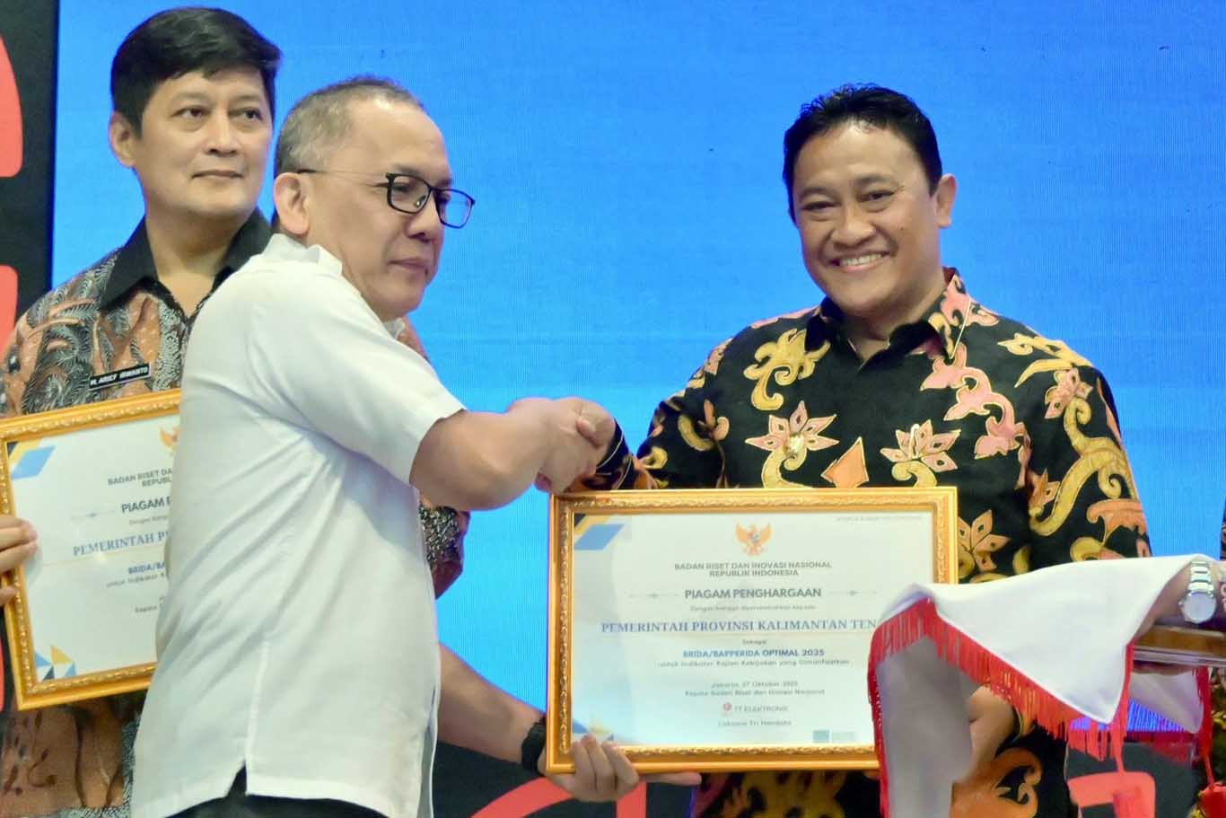 BRIN Anugerahkan Apresiasi BRIDA/BAPPERIDA Optimal 2025 kepada Pemprov Kalteng