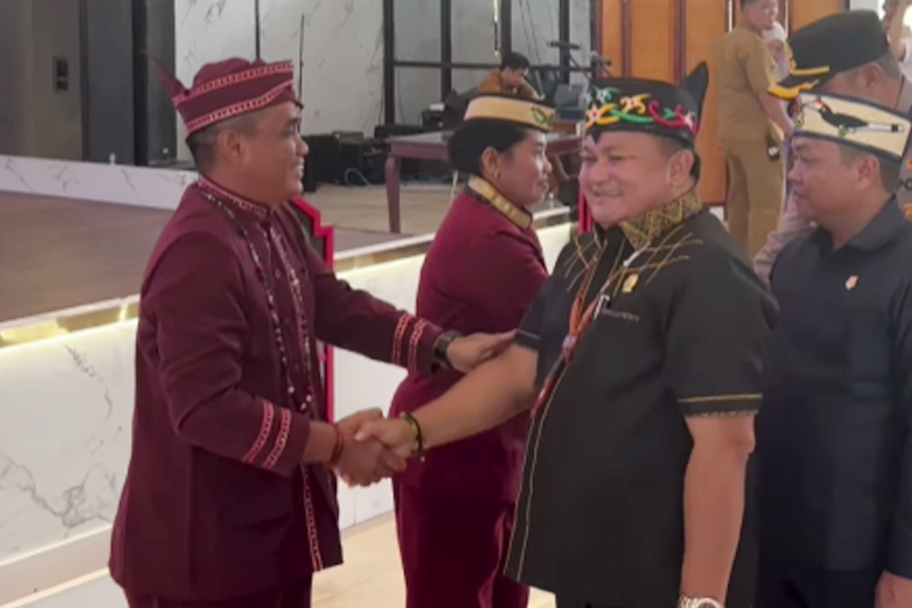 Ketua Dewan Hadiri Pelantikan dan Pengukuhan Damang Kepala Adat Kecamatan Tamban Catur dan Kecamatan Kapuas Hilir