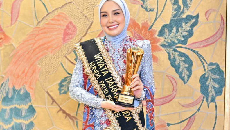 Aisyah Thisia Agustiar Sabran Raih Penghargaan Apresiasi Bunda PAUD Provinsi Wiyata Dharma Muda