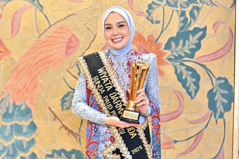 Aisyah Thisia Agustiar Sabran Raih Penghargaan Apresiasi Bunda PAUD Provinsi Wiyata Dharma Muda