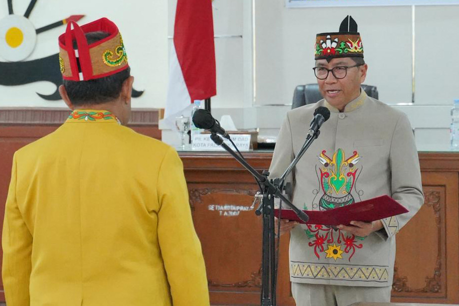 Leonard S Ampung Kukuhkan Damang Kepala Adat Kecamatan Jekan Raya