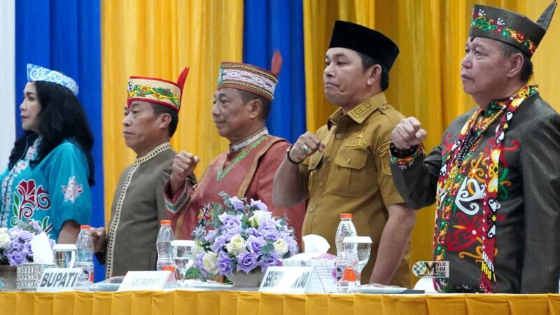 Sebagai Mitra Strategis Pemerintah Daerah, Bupati Heriyus Lantik Tiga Damang Kepala Adat