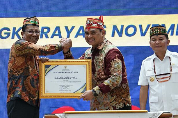 Hadiri Peresmian Posbakum, Bupati Terima Piagam Penghargaan atas Dukungan Pemkab Barut Perkuat Layanan Bantuan Hukum Bagi Masyarakat