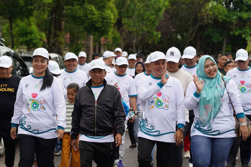 Peringati HKN Ke-61, Bupati dan Wabup Mura Ikuti Senam dan Jalan Sehat dan Cek Kesehatan Gratis