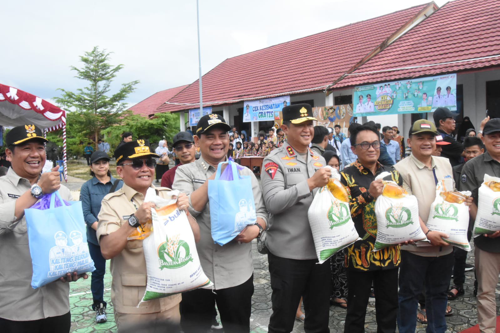 Gubernur Kalteng Kunjungi dan Buka Pasar Murah di SMAN 4 Muara Teweh