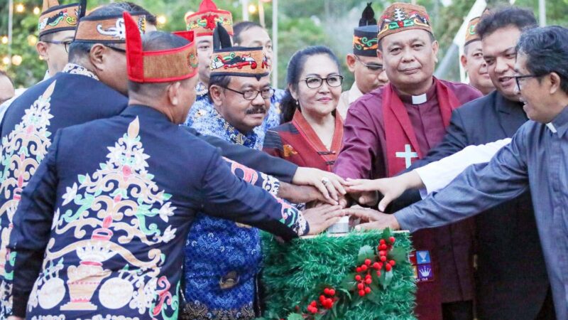 Asisten Ekbang Setda Kalteng Lakukan Penyalaan Perdana Lampu Natal Tahun 2025