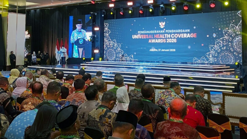 Pemkab Barut Raih Penghargaan UHC Awards Kategori Madya