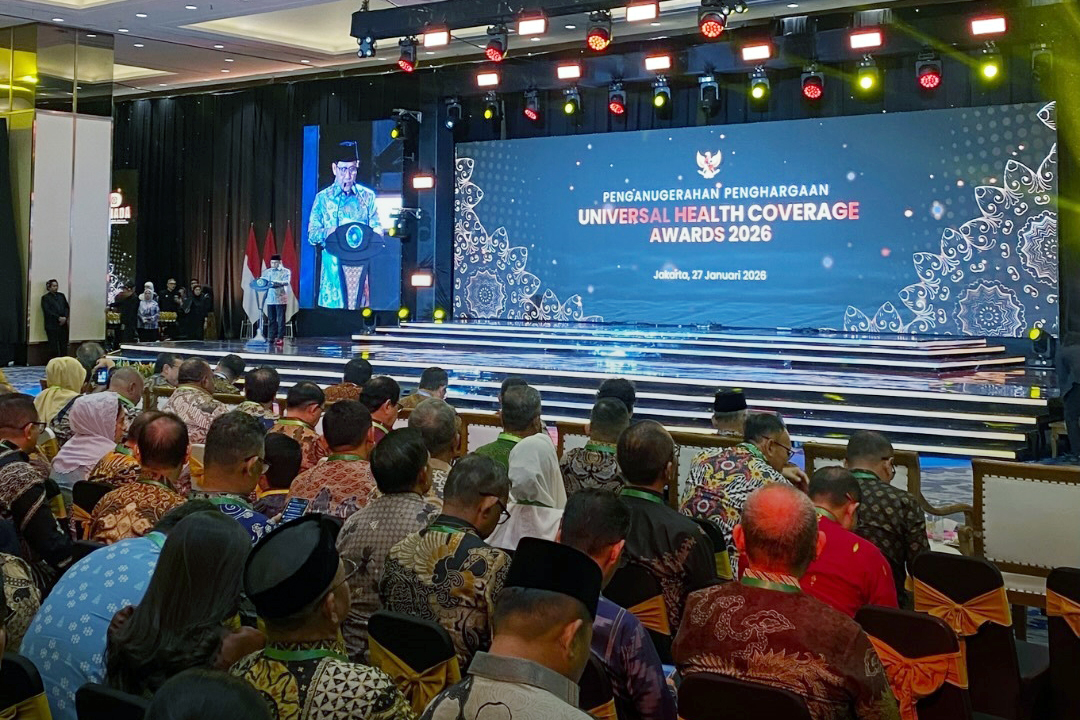 Pemkab Barut Raih Penghargaan UHC Awards Kategori Madya